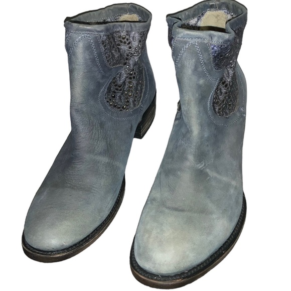 Freebirds by STEVEN CABCRO Blue Distressed Leather Crochet Booties Size 10 NWOB - Picture 1 of 7